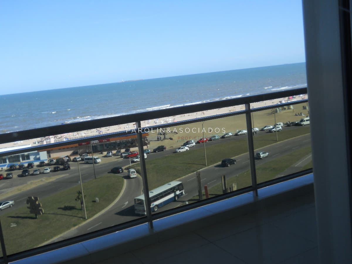 Apartamento de 3 dormitorios + dependencia de servicio en Torre Imperiale, Punta Del Este