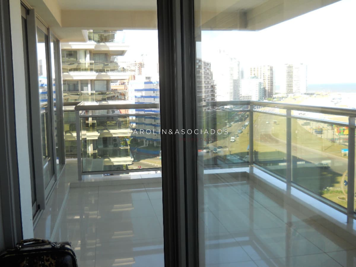 Apartamento de 3 dormitorios + dependencia de servicio en Torre Imperiale, Punta Del Este