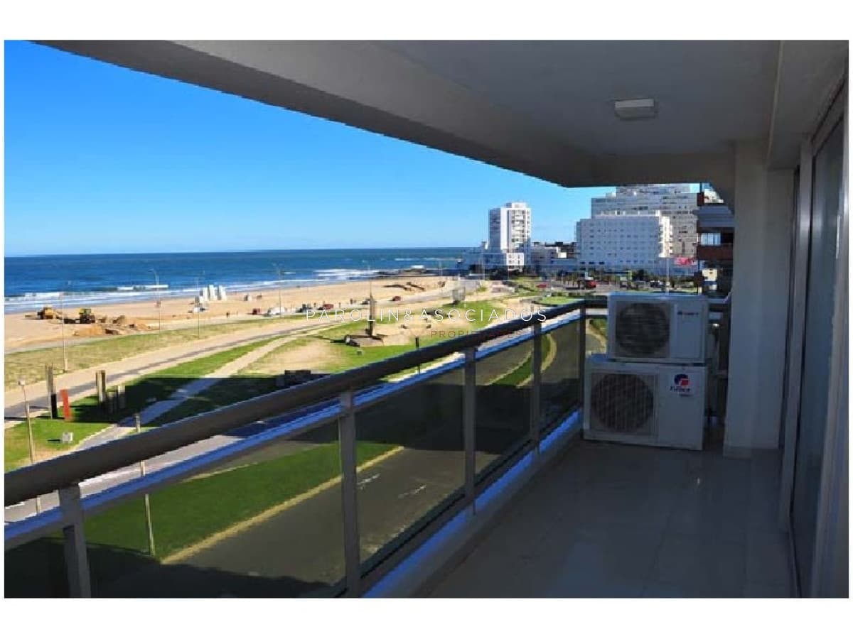 Apartamento en venta de 3 dormitorios en Torre Imperiale, Punta del Este.