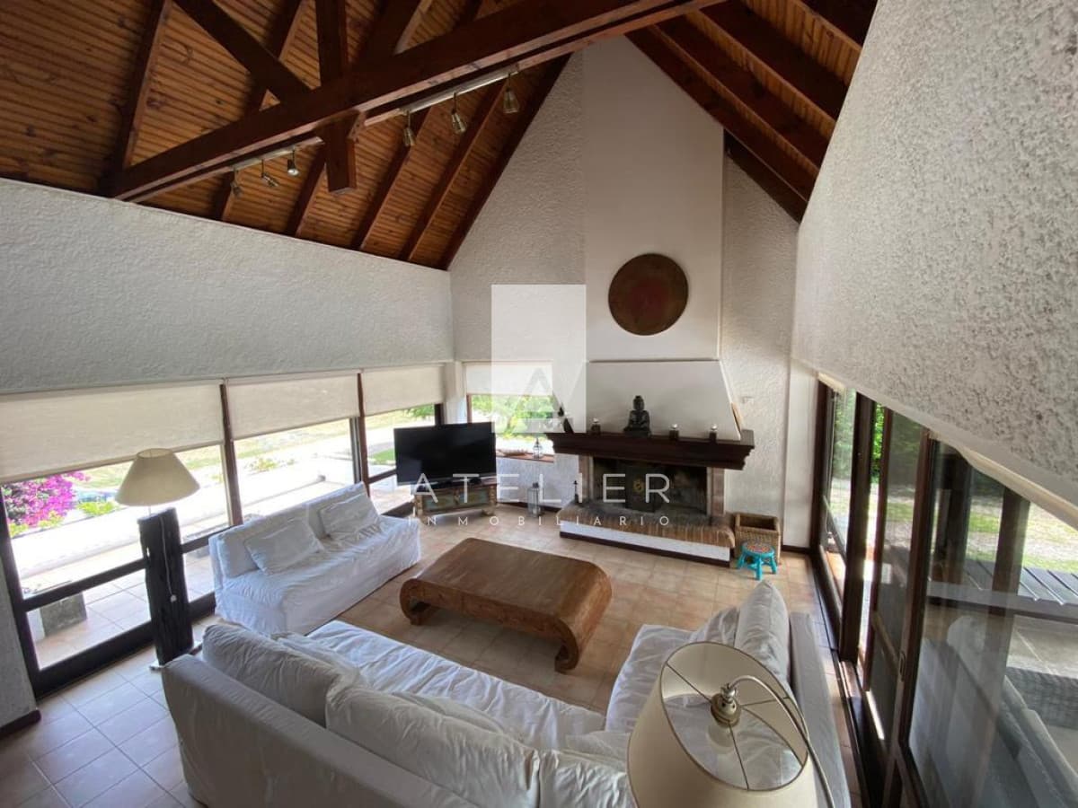 ESPECTACULAR CASA EN LUGANO 5 DORMITORIOS 4 BAÑOS