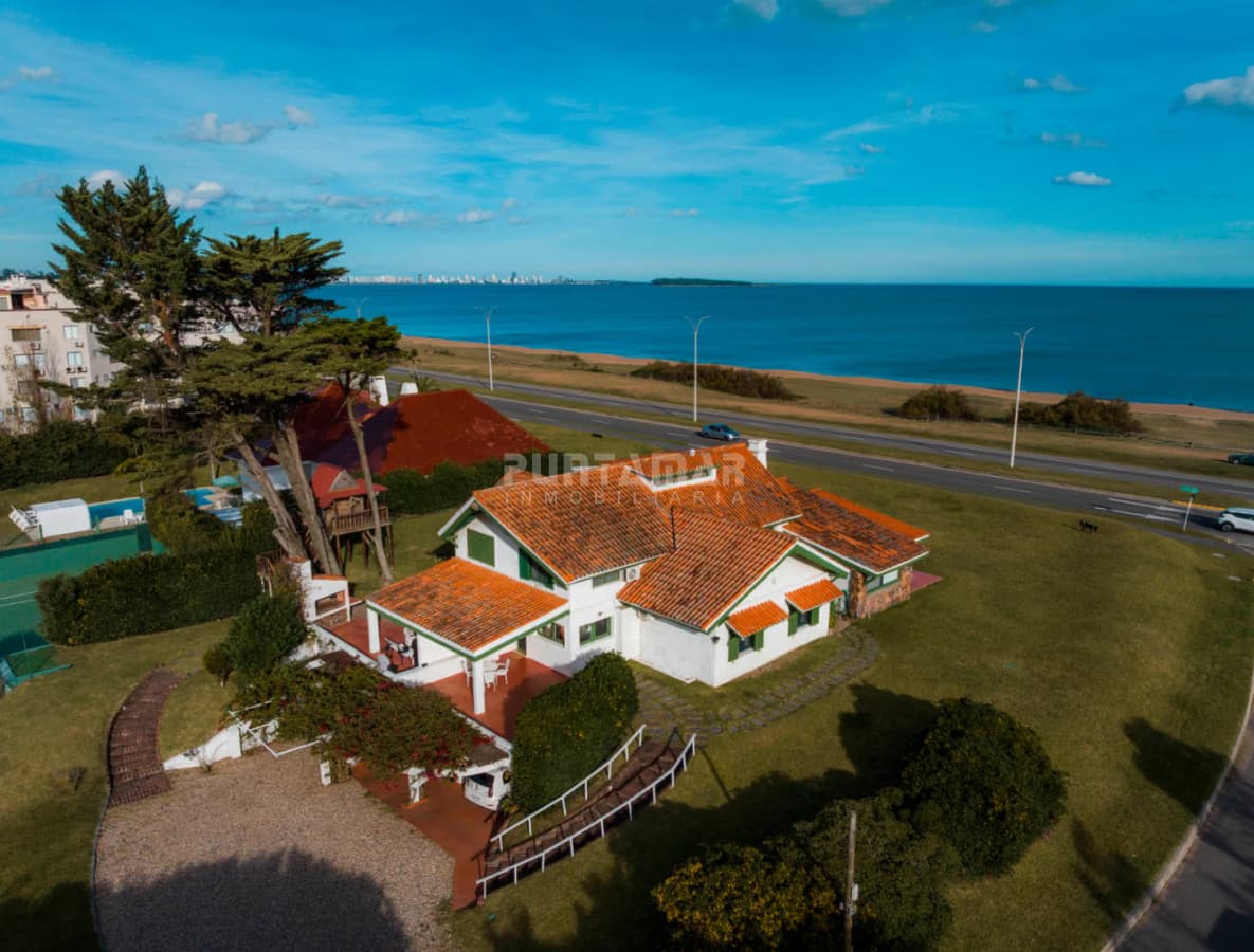 CASA DE 6 DORMITORIOS FRENTE AL  MAR EN LA MANSA  -