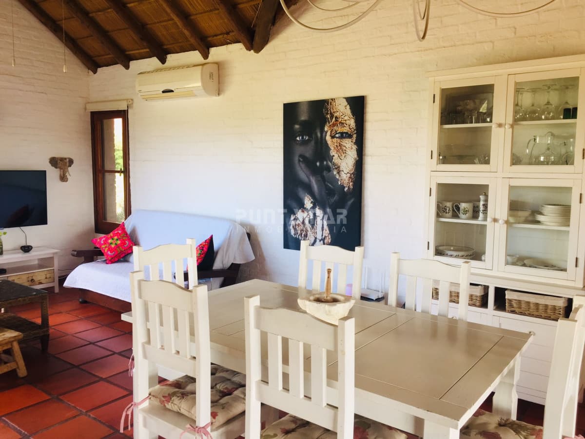 HERMOSA CASA DE 3 DORMIS A PASOS DEL MAR EN EL CORAZON DE MONTOYA  -