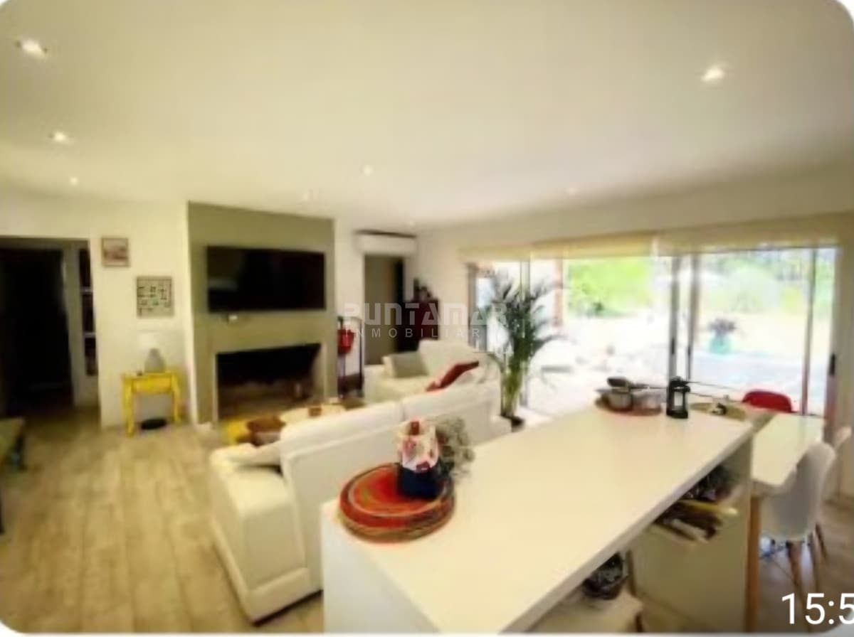 HERMOSA CASA EN PUNTA BALLENA   -