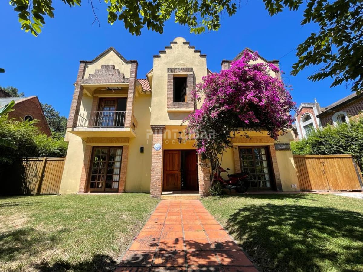 ALQUILER DE CASA  RINCÓN DEL INDIO 4 DORMITORIOS MAS DEPENDENCIA CON PISCINA  -