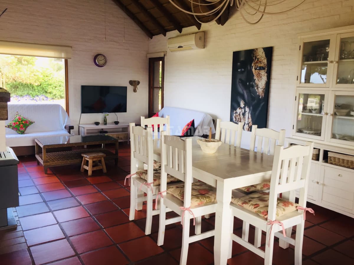 ALQUILER CASA DE 3 DORMITORIOS A PASOS DEL MAR EN MONTOYA   -