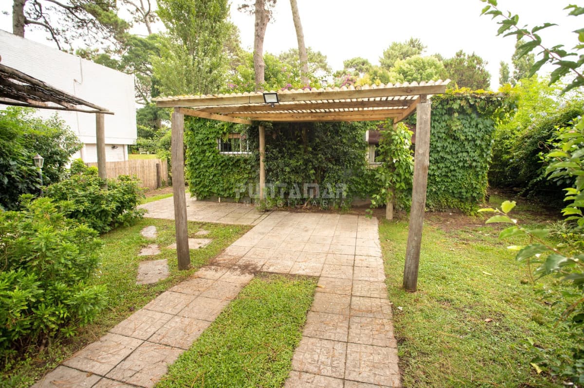 CASA DE 2 DORMITORIOS EN LA MANSA  -