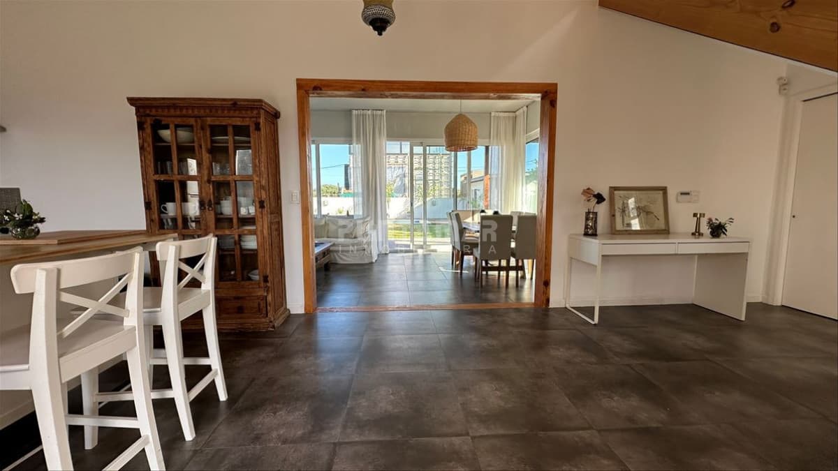 ALQUILER CASA EN LA JUANITA 4 DORMITORIOS A UNA CUADRA DE LA PLAYA  -