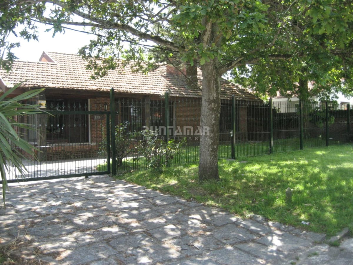 CHALET DE 4 DORMITORIOS EN PARADA 8 DE LA MANSA   -
