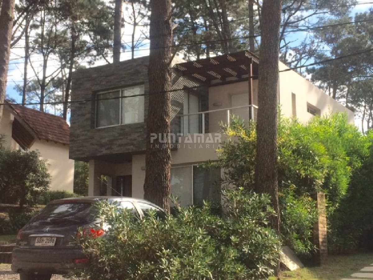 ALQUILER CASA EN MONTOYA 3 DORMITORIOS MAS DEPENDENCIA  -