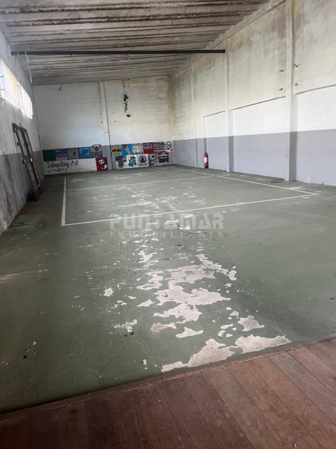 Local Comercial ID.213820 - Amplio Local con Deposito de 150m2 con entrada vehicular en Centro de Maldonado