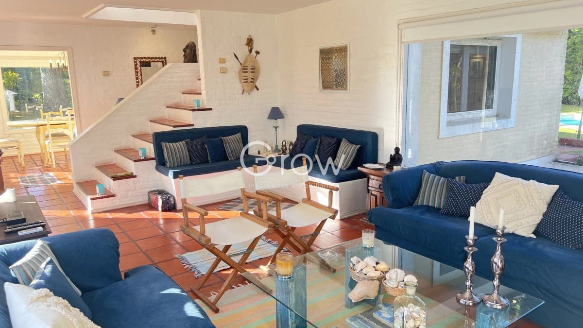 Amplia casa de 4 dormitorios + servicio con Piscina en Montoya en Venta  -