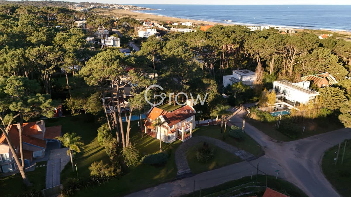 Amplia casa de 4 dormitorios + servicio con Piscina en Montoya en Venta  -