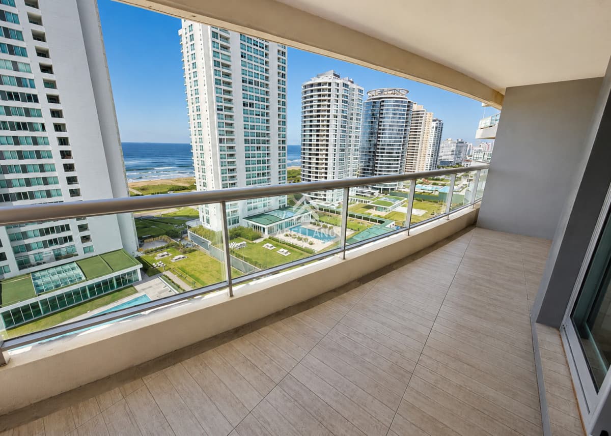 Apartamento ID.6959 - Apartamento en Venta 3 Dormitorios y Dependencia con Vista al Mar y Parrillero en Look Brava Punta del Este
