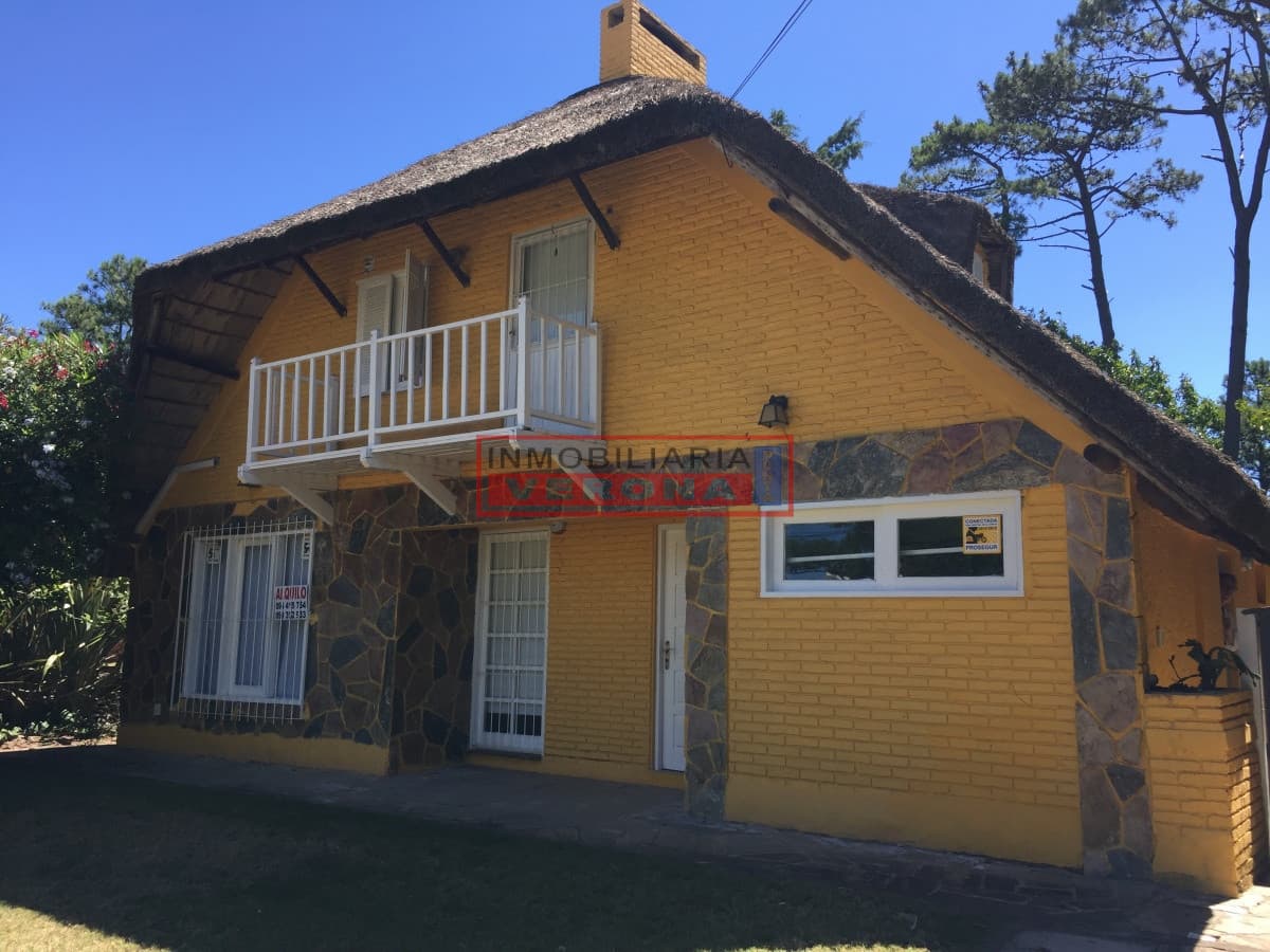 Casa en Pinares, 3 dormitorios, a mts MAR* - Inmobiliaria Verona Punta