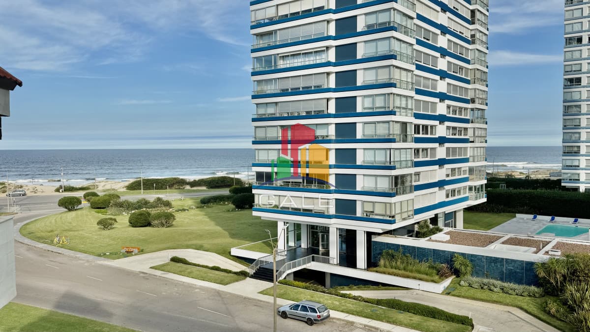 Gale Propiedades & Escribanía Apartamento ID.3694 - Venta vista al mar FRENTE A LA PLAYA !!!