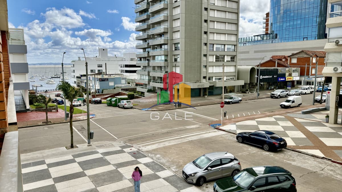 Gale Propiedades & Escribanía Apartamento ID.5197 - IMPERDIBLE Depto en Península - 1 dormitorio con terraza, vista al Puerto!