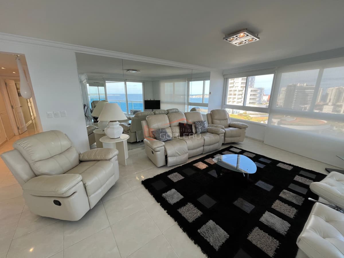 Alquiler de Apartamento en Punta del Este, primera línea con todos los servicios!