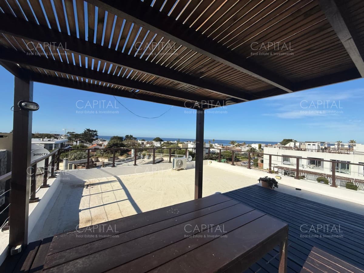 Departamento dos dormitorios en Manantiales en Alquiler con vista al mar y terraza.