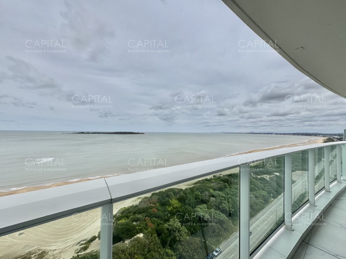 Paramount Tower Frente al Mar en Playa Mansa de tres dormitorios en venta