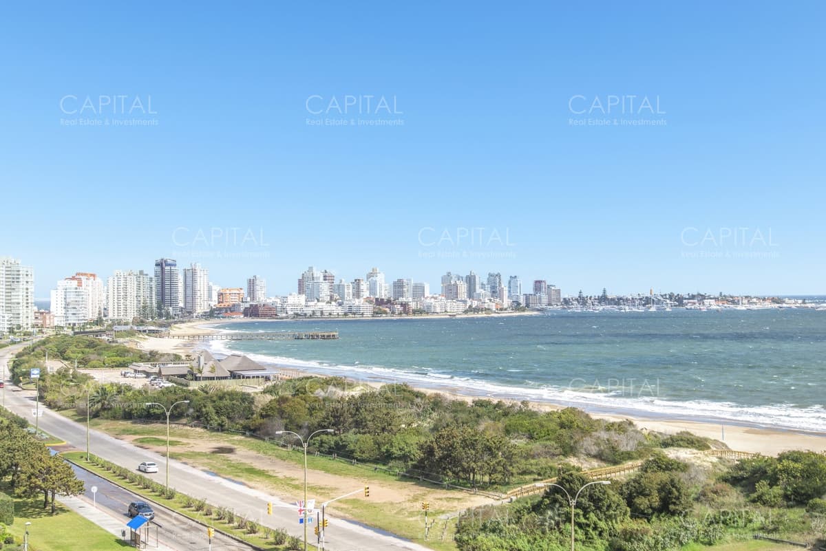Apartamento con vista al mar en venta en Playa Mansa.
