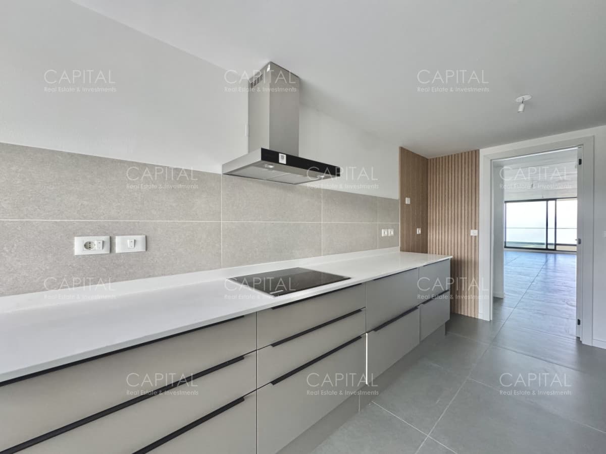 Apartamento semi piso de tres dormitorios frente al mar en playa mansa en venta