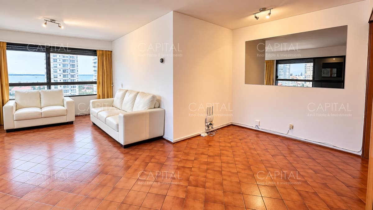 Apartamento en venta en Península, Punta del Este, ubicado a 100 metros del mar.