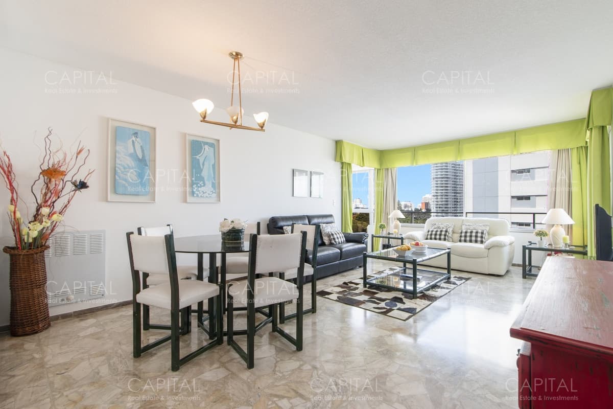 Apartamento con vista al mar en venta en Playa Mansa.