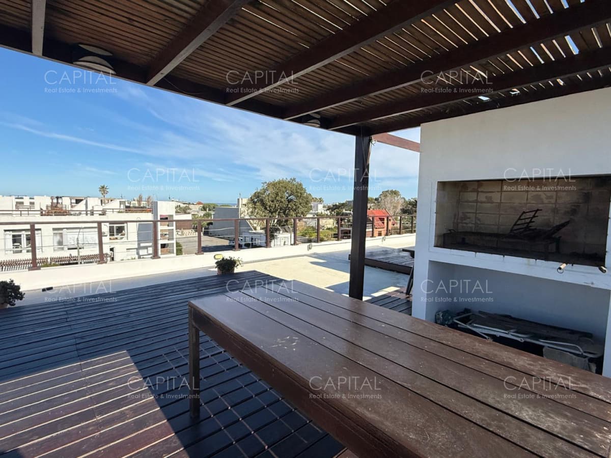 Departamento dos dormitorios en Manantiales en Alquiler con vista al mar y terraza.