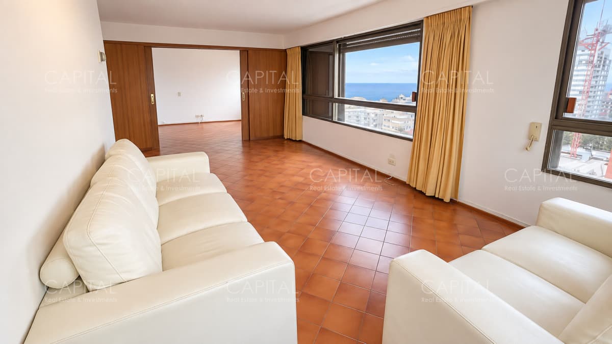 Apartamento en venta en Península, Punta del Este, ubicado a 100 metros del mar.