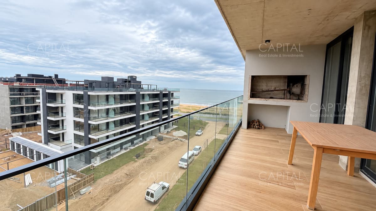 Apartamento En Venta 3 Dormitorios en primera línea de Playa Mansa