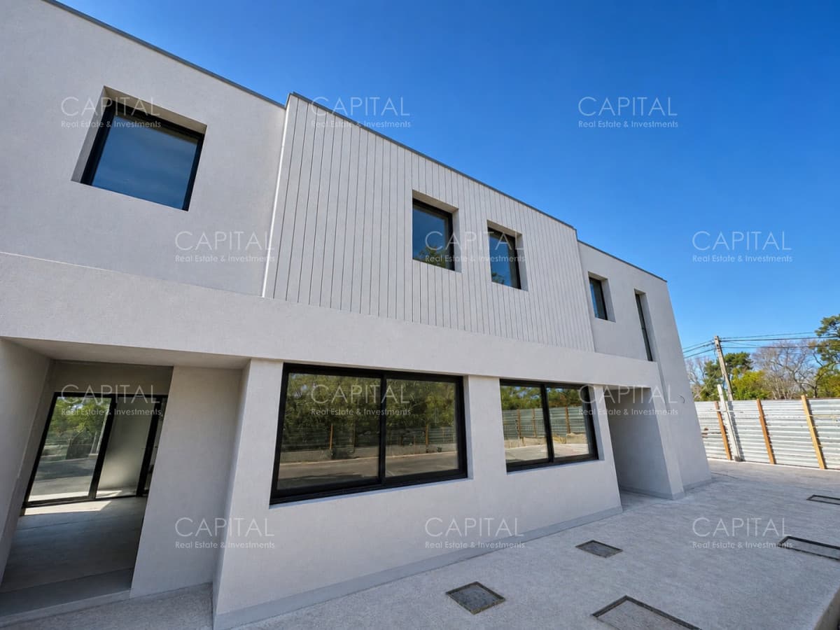 Casa en venta de tres dormitorios en housing con piscina en Carrasco Norte