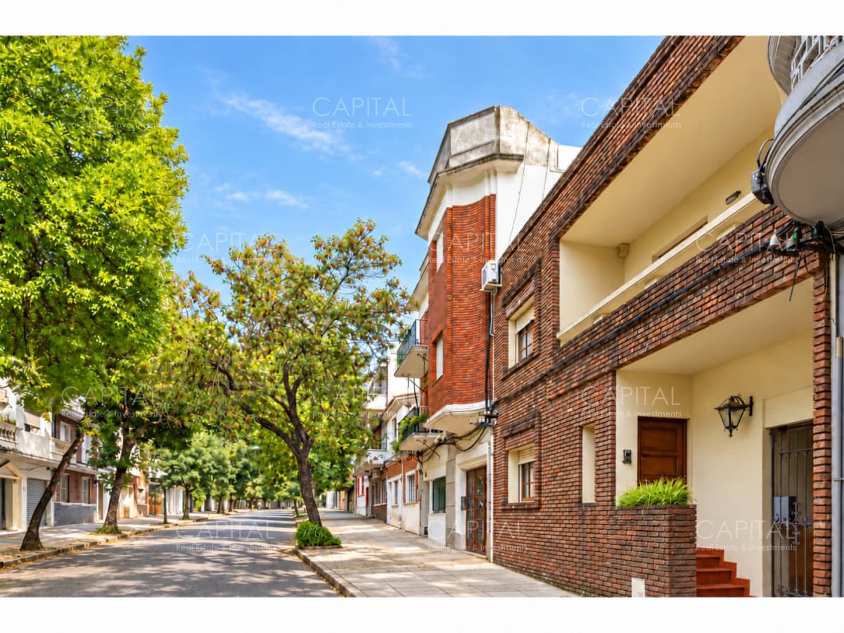 Venta Casa en Pocitos 4 Dormitorios, Jardín, Barbacoa y Garaje
