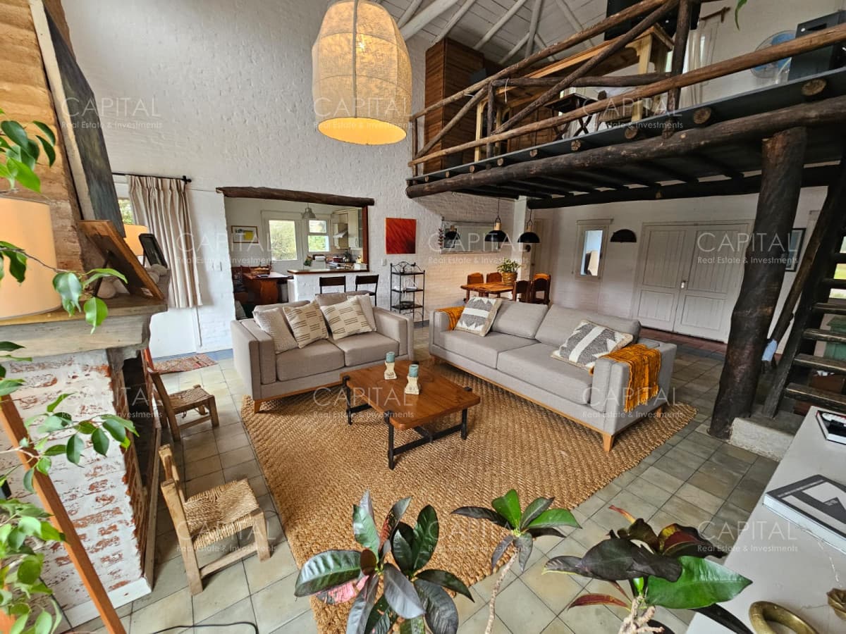 Casa tres dormitorios y servicio con jardín cercado, piscina climatizada en La Barra