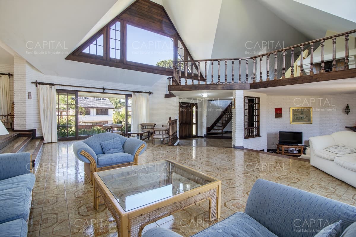Venta de casa de 4 dormitorios más dependencia y hermosa piscina con gran parque en Playa Mansa, Punta del Este