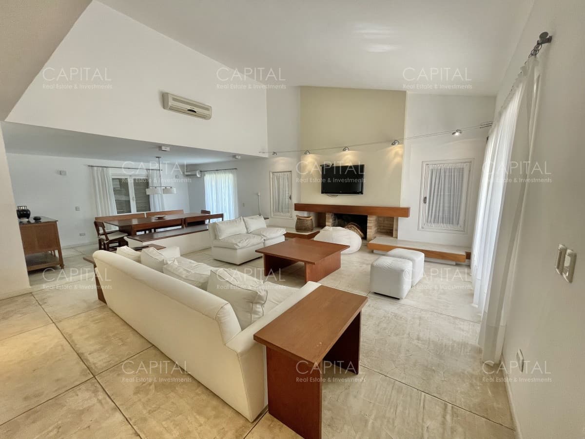Casa en Venta de Cuatro Dormitorios  en Lugano