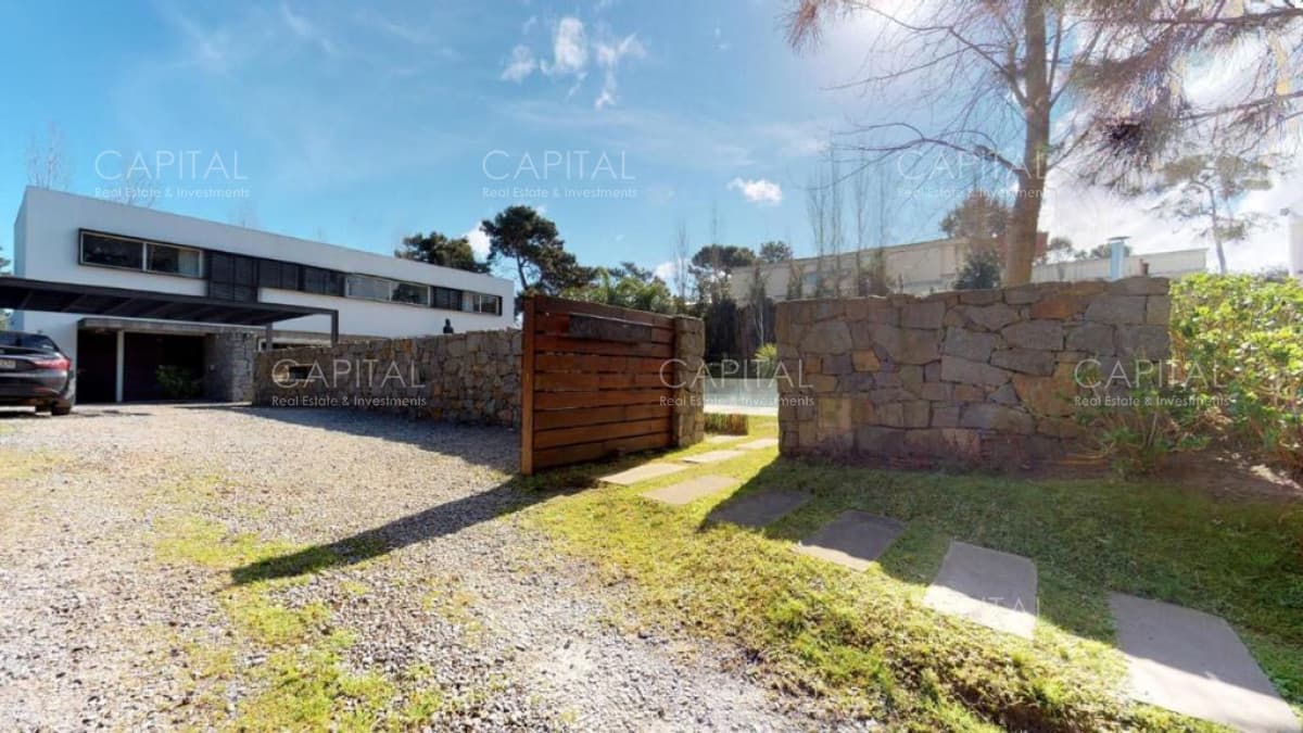 Casa Moderna en Barrio Privado La Arbolada en Venta