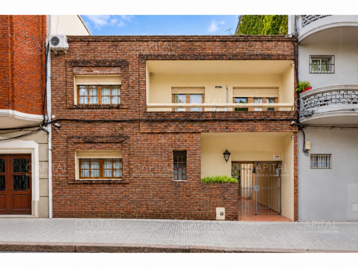 Venta Casa en Pocitos 4 Dormitorios, Jardín, Barbacoa y Garaje