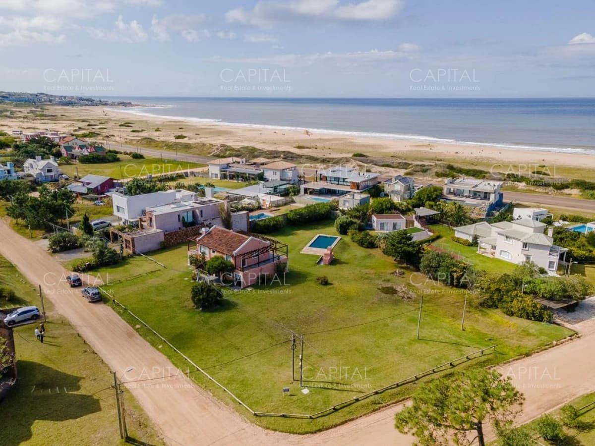 Terreno esquinero en venta en Playa Montoya a solo 50 mts del mar