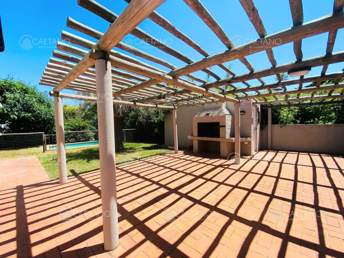 Excelente casa en venta de La Barra de tres dormitorios + dependencia con parrillero y piscina.