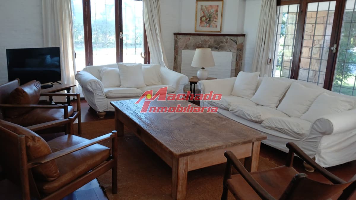 Casa en venta de dos dormitorios en Punta del Este.