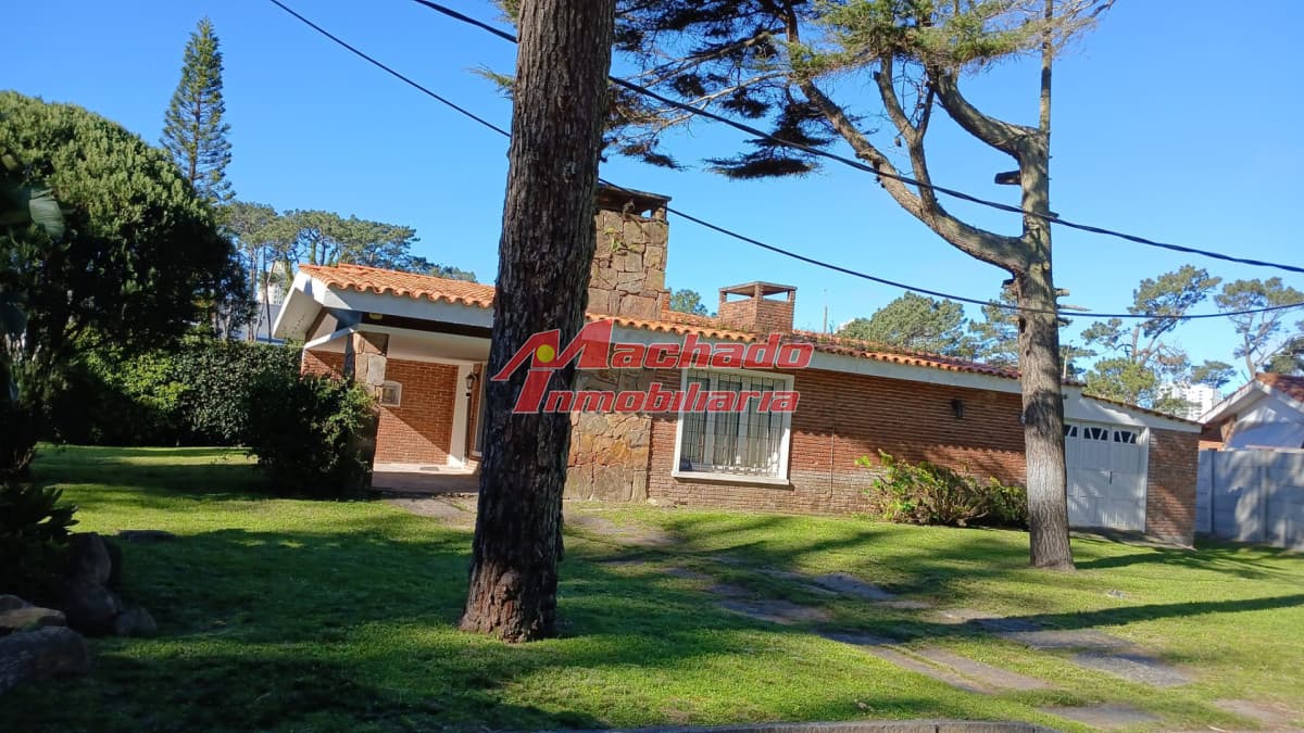 Casa en venta de dos dormitorios en Punta del Este.