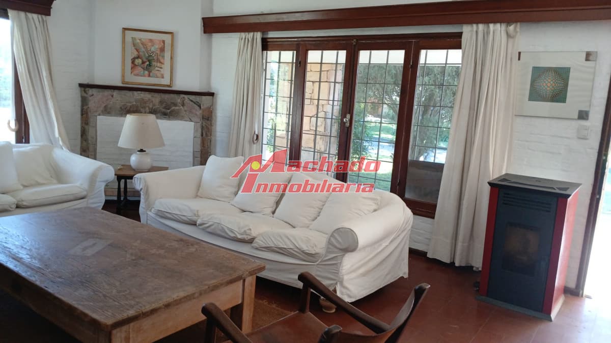 Casa en venta de dos dormitorios en Punta del Este.