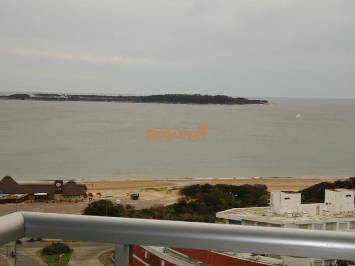 Alquiler Temporario de Apartamento de 2 dormitorio en Playa Mansa, Punta del Este.