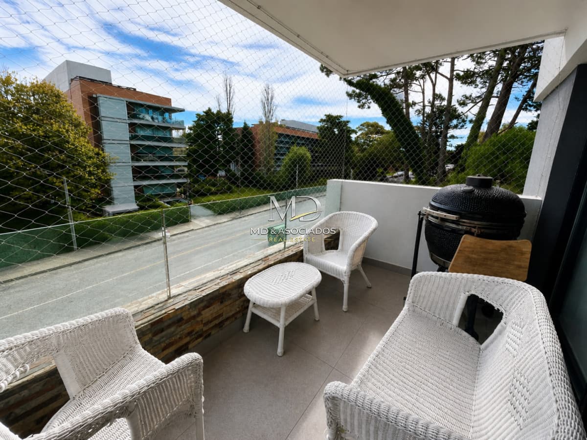Edificio Tiziano- Viví o invertí en Playa Mansa: 2 dormitorios con excelente ubicación.REF:9256