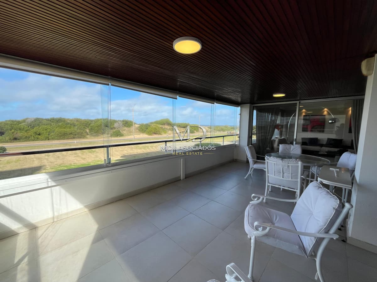 Apartamento frente a la playa Brava. Ref (8277)