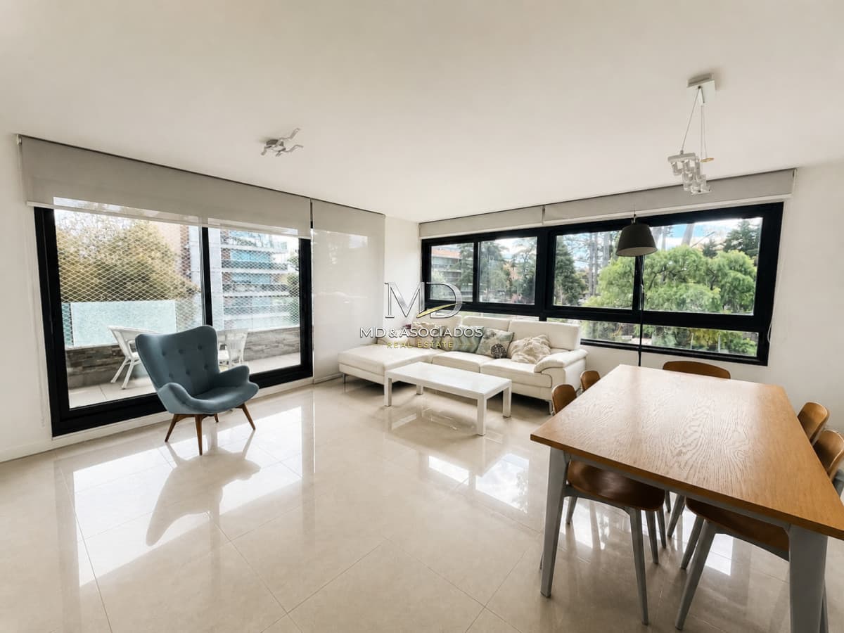 Edificio Tiziano- Viví o invertí en Playa Mansa: 2 dormitorios con excelente ubicación.REF:9256