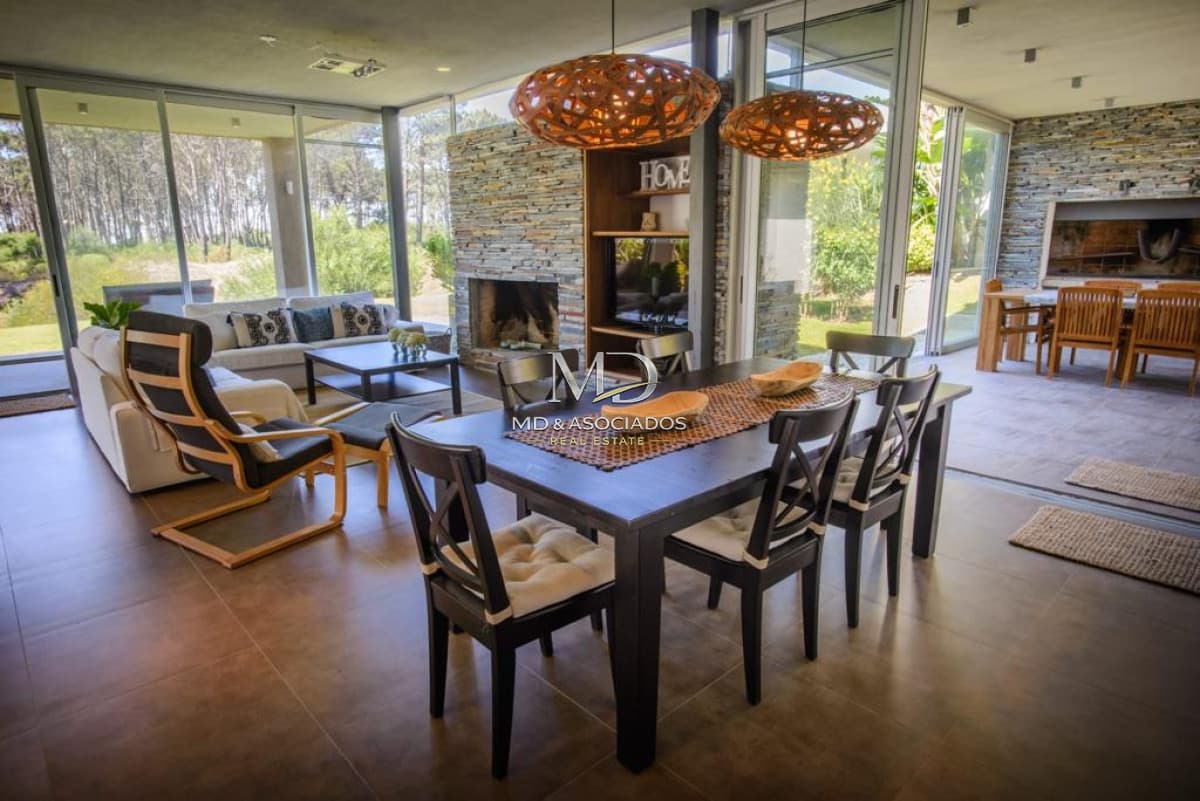 Espectacular casa en barrio privado con todas las comodidades. REF:6191