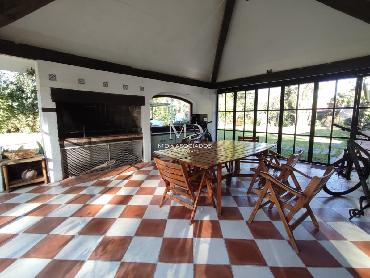 Hermosa casa en excelente ubicación, gran parque con piscina y barbacoa Ref:5972
