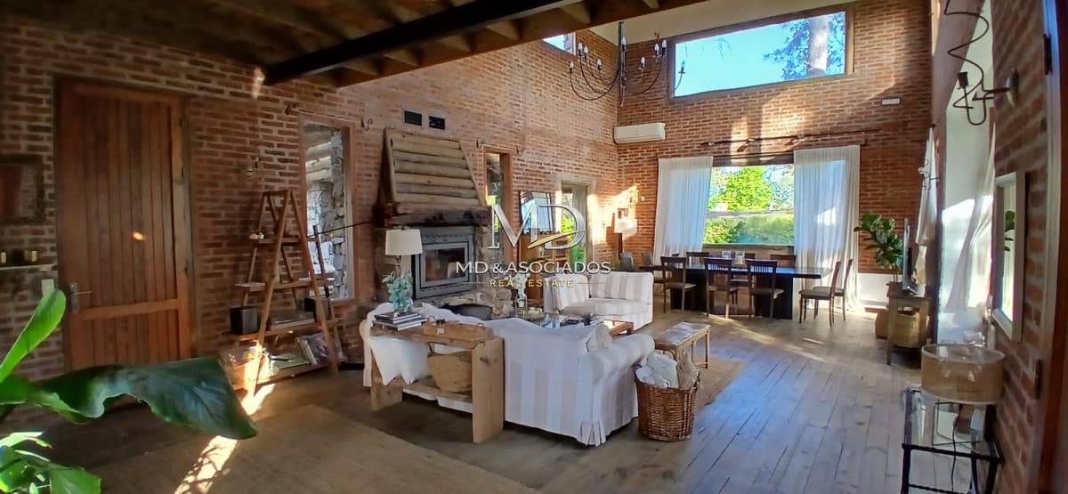 Hermosa casa con todas las comodidades. REF: 8384