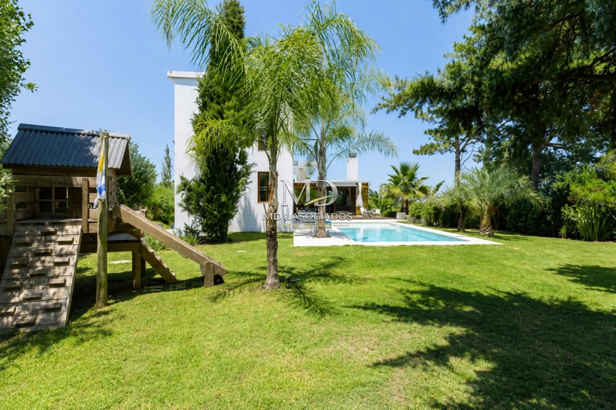 Hermosa casa con piscina climatizada en La Barra.Ref: 7519